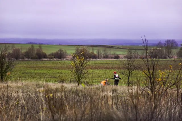 Cazadores con chaleco de alta visibilidad en un campo abierto de Burgos