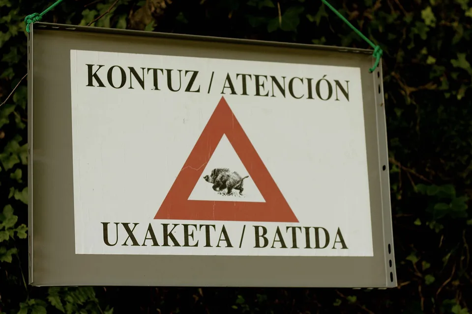 Señal bilingüe que advierte de una batida de caza en Arrankudiaga
