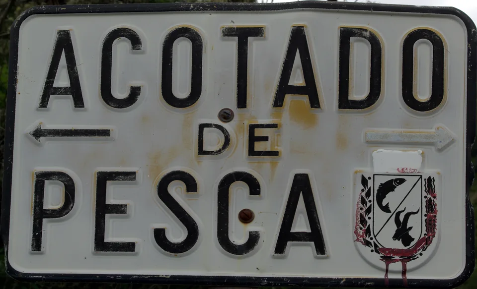 Cartel de acotado de pesca del coto de La Omañuela en León