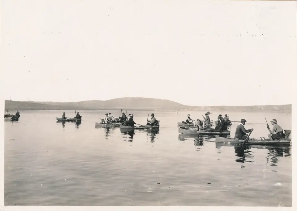 Fotografía antigua de cazadores en barcas durante un ojeo de patos en una laguna