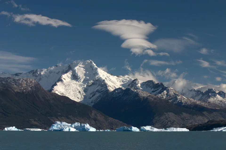 Lago Argentino y montañas de la Patagonia argentina