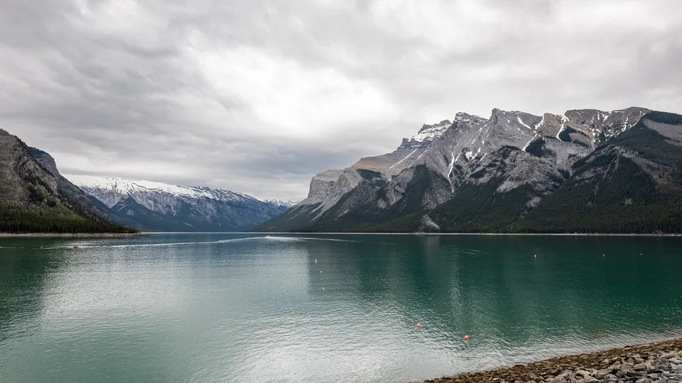 Lago Minnewanka entre montañas en el Parque Nacional Banff, Canadá