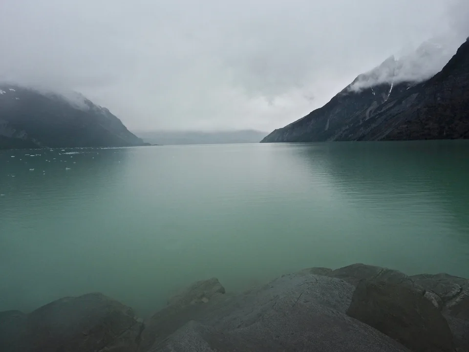 Lago glaciar Leones entre montañas de la Patagonia chilena