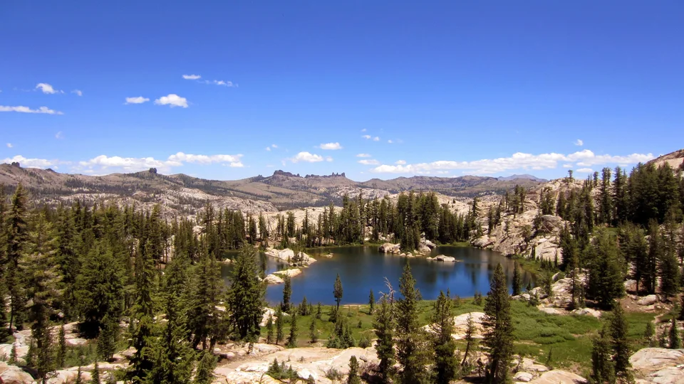 Lago de montaña en Emigrant Wilderness, Sierra Nevada de Estados Unidos