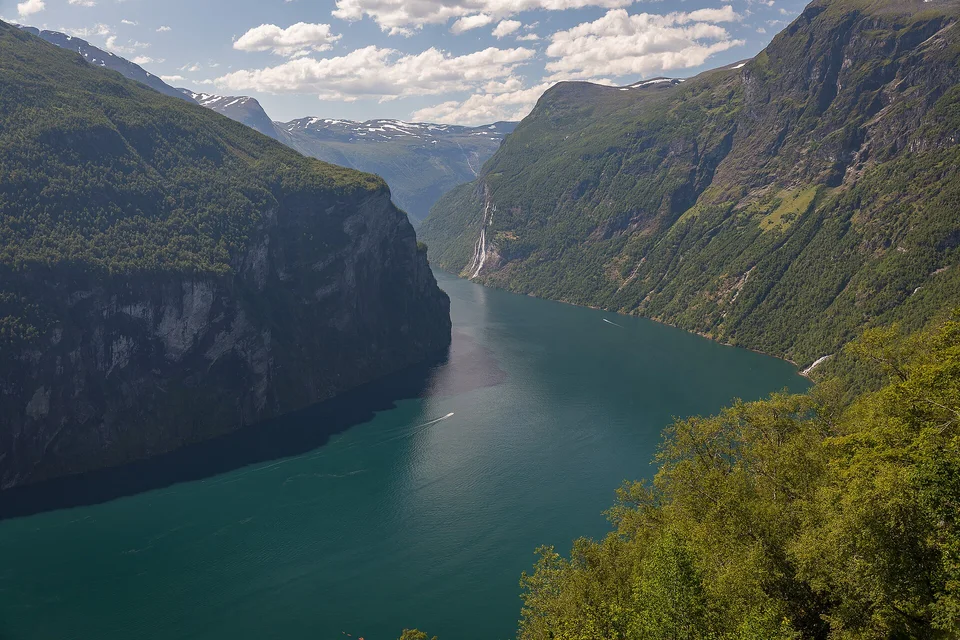 Fiordo de Geiranger entre montañas escarpadas de Noruega