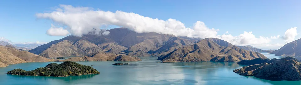 Lago Benmore rodeado de colinas en Nueva Zelanda