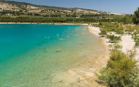 Embalse de los Bermejales y paisaje de Granada