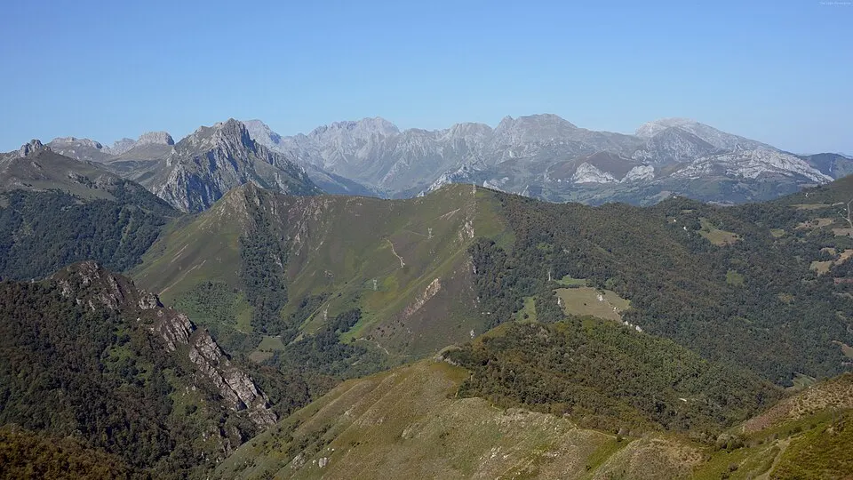 Paisaje montañoso y boscoso de Asturias