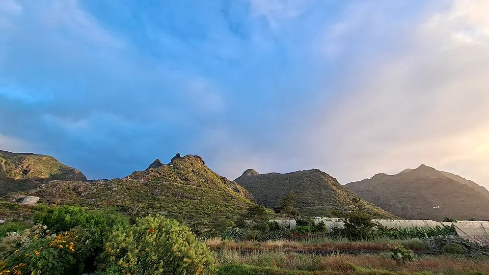 Paisaje volcánico y montañoso junto a Los Silos en Tenerife