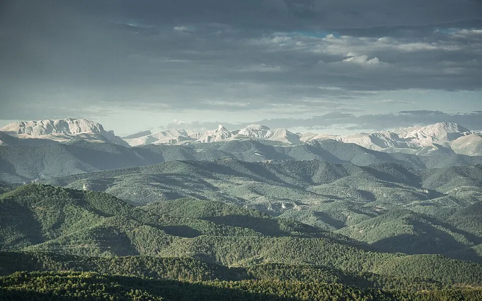 Valle pirenaico y paisaje de Burgui en Navarra